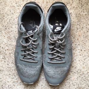 Gray Nike athletic shoes. Size: Women’s 7